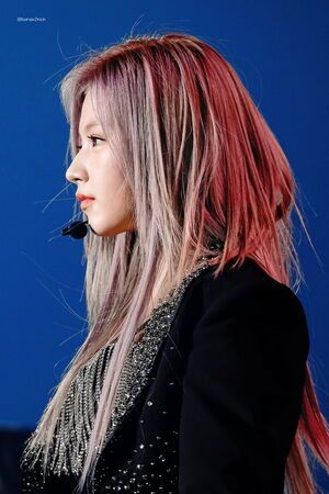 Photo : Sana side profile