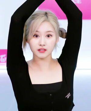Photo : Playfull cute sana