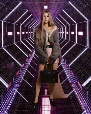 Photo : Sana in Prada Fashion Week 2022