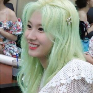 Photo : Sana in green