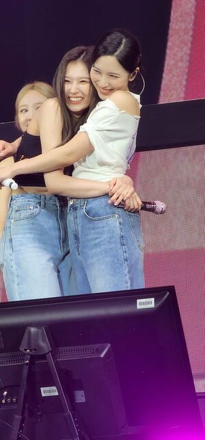 Photo : Steven_anthony twitter update - Sana is so happy when she’s hugging Mina