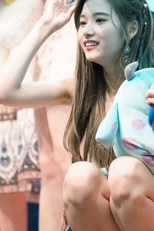 Photo : Sana & her cute little knees!