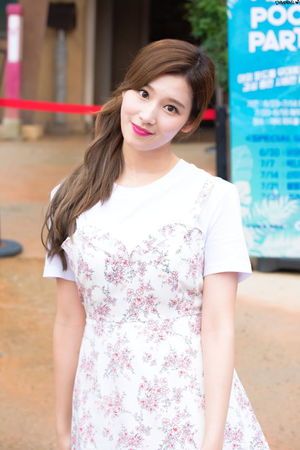 Photo : Adorable Sana