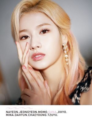 Photo : Minatozaki Sana in the magazine D-Icon