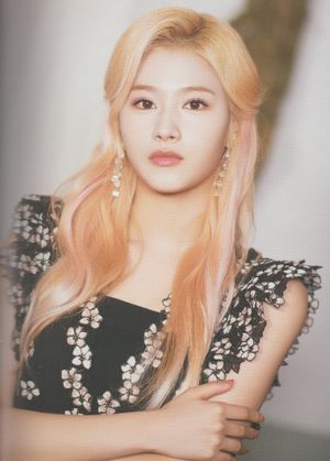 Photo : Minatozaki Sana in the magazine D-Icon