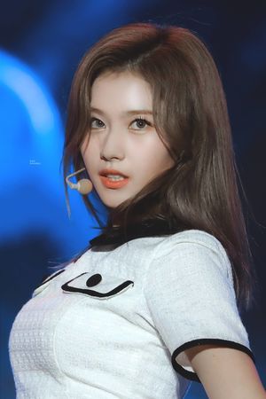 Photo : Sana is ridiculously beautiful..