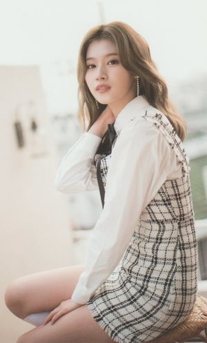 Photo : Minatozaki Sana in D-Icon Magazine