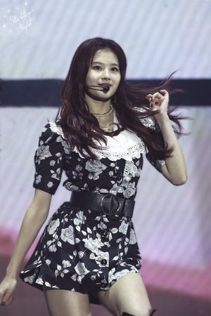 Photo : Sana dancing!