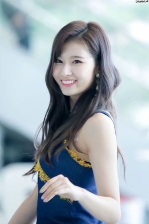 Photo : Glowing Sana