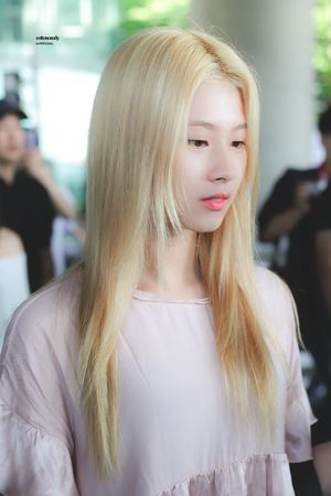 Photo : Blonde Sana is so nice!