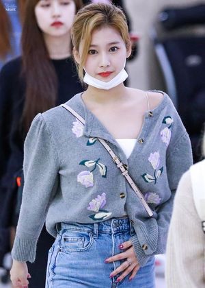 Photo : Sana and her shoulder
