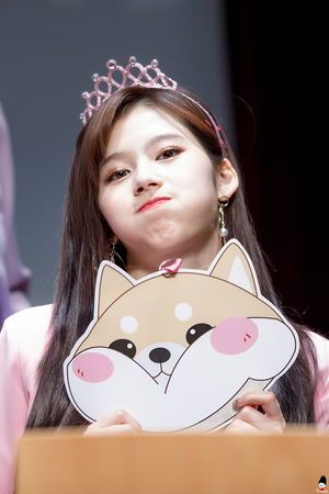 Photo : Pouting Sana