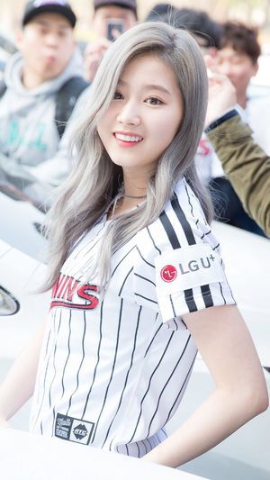 Photo : Sana baseball jersey