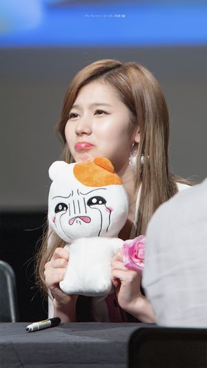 Photo : Sana so sad!