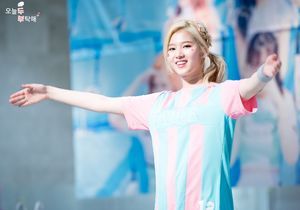 Photo : Sana wants a hug!