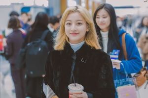 Photo : Jihyo & Tzuyu in the Back