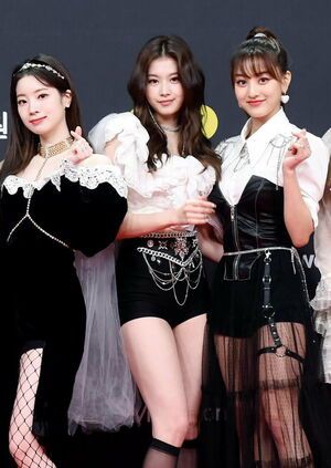 Photo : Stunning Dahyun, Sana and Jihyo