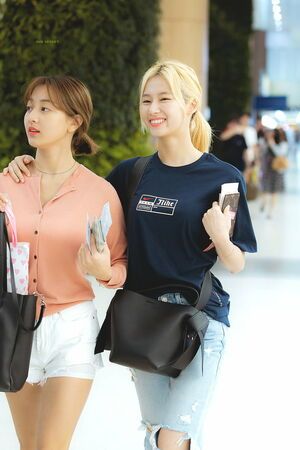 Photo : Jihyo & Sana
