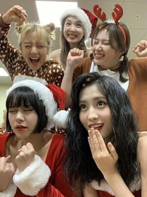 Photo : Sana, Momo, Chaeyoung, Jihyo