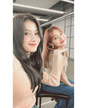 Photo : Sana and jihyo