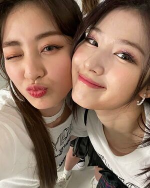 Photo : Sana and Jihyo