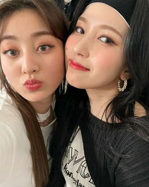 Photo : Mina and Jihyo
