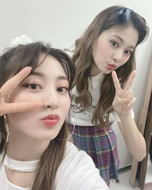 Photo : Jihyo and Tzuyu