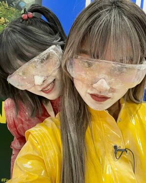 Photo : Flour game aftermath Jihyo and Momo