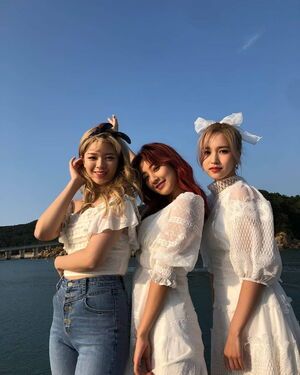 Photo : Jeongyeon, Jihyo and Mina