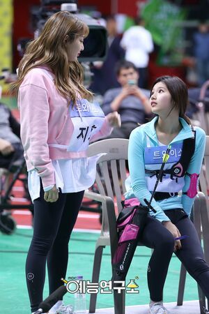 Photo : Jihyo & her baby Sana!