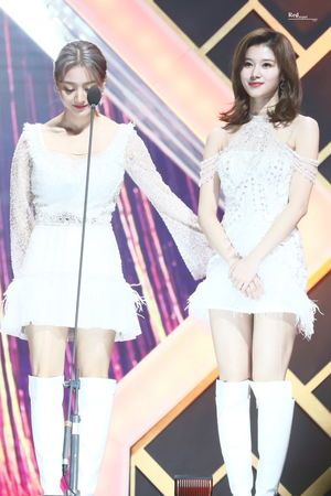Photo : Jihyo & Sana