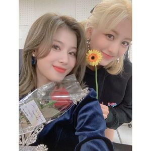 Photo : Sana & Jihyo