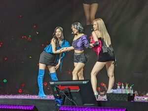 Photo : TWICE - Dahyun, Jihyo & Sana