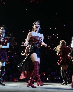 Photo : Jihyo infecting everyone with her joy on stage (ft. Dahyun)