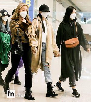 Photo : Mina took the same flight as the rest of TWICE for the first time in over half a year (Jeongyeon and Jihyo holding her hands for support)