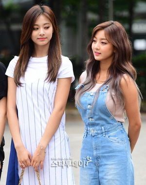 Photo : Maknae Tzuyu & God Jihyo