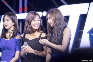 Photo : Goofy looking Sana! (ft Jihyo & Mina)