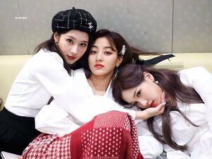 Photo : SaJiMi - Sana, Jihyo, Mina