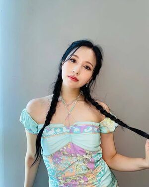 Photo : Mina looking stunning