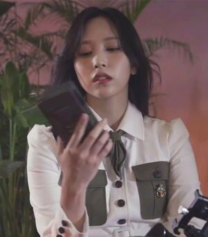 Photo : Mina calling, where r u?
