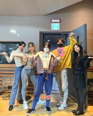 Photo : 2pdate instagram update - Momo, Mina & Chaeyoung's photo with Muzi and Ahn Young Mi