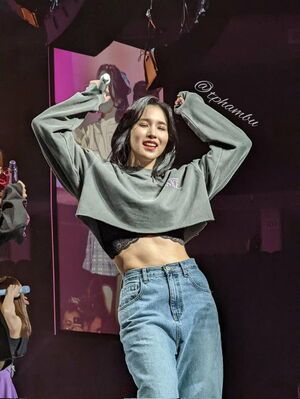 Photo : Mina is insane