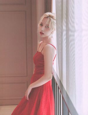 Photo : Blonde Mina in a red dress