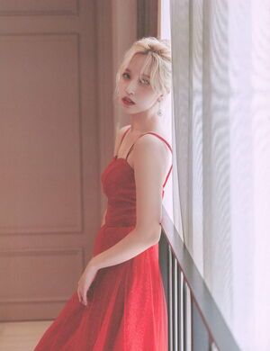 Photo : Blonde Mina in a red dress