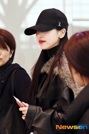 Photo : Mina at the airport