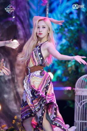 Photo : Mina looks fantastic on stage singing more & more