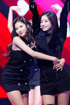 Photo : Sana & Dahyun