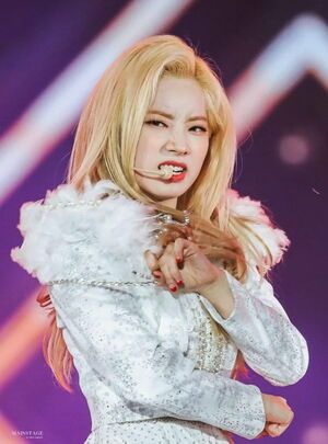 Photo : Dahyun goes Rawrr