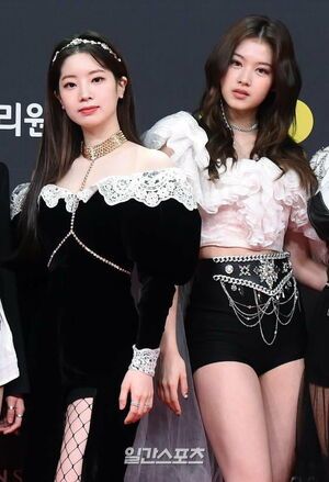 Photo : Pretty Dahyun and Sana