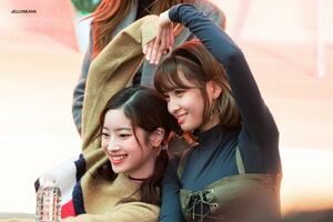 Photo : Dahyun & Momo